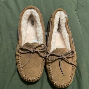 UGG Moccasin Dakota Slippers size kids 4